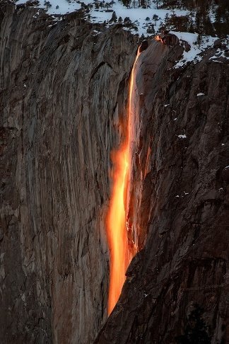 Водоспад Хорстейл майже в півтора кілометра заввишки розташовується в національному парку Йосеміті в Каліфорнії. Коли на нього дивишся здалеку, здається, що розплавлена ​​лава падає з гранітної скелі вниз. Насправді Хорстейл - звичайний водоспад який стає
