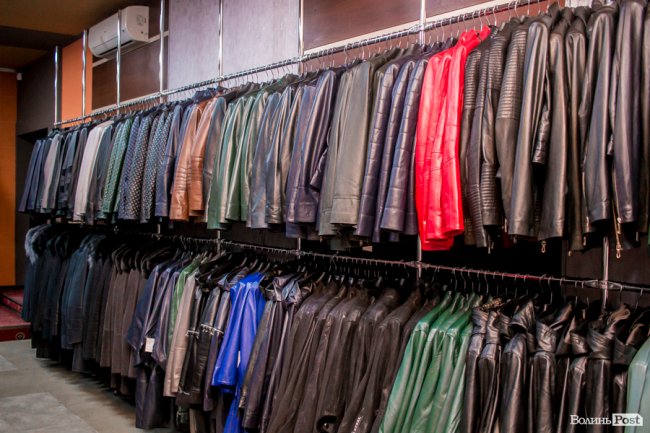 Магазин «Steel» у центрі Луцька пропонує шалені знижки на шкіру та хутро*