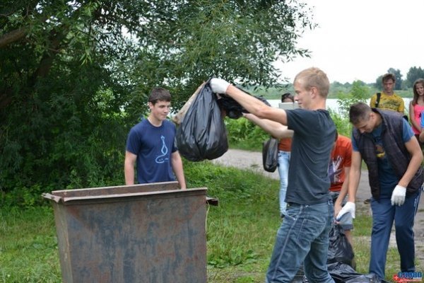 Як молодь прибирала Ковельське водосховище. ФОТО