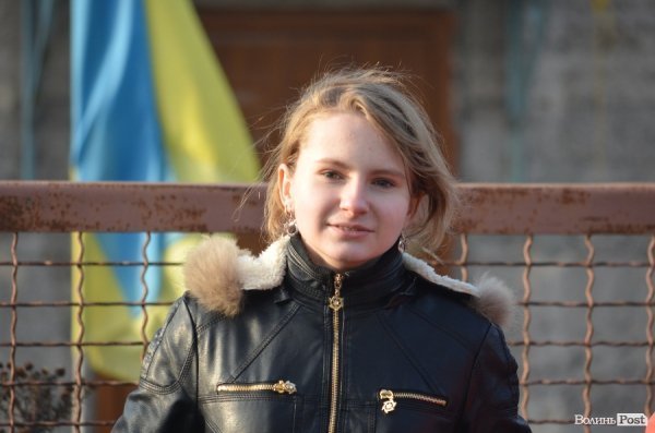 На будинку, в якому жив загиблий в АТО лучанин Віталій Махновець, відкрили пам’ятну дошку.ФОТО