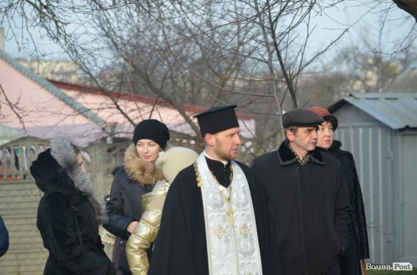 На будинку, в якому жив загиблий в АТО лучанин Віталій Махновець, відкрили пам’ятну дошку.ФОТО