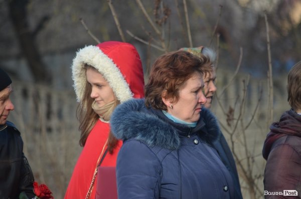 На будинку, в якому жив загиблий в АТО лучанин Віталій Махновець, відкрили пам’ятну дошку.ФОТО