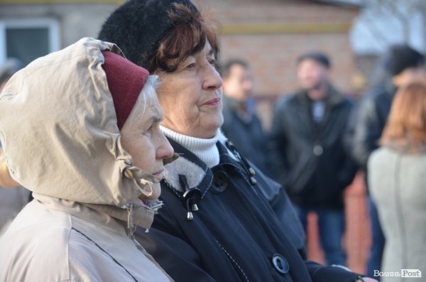 На будинку, в якому жив загиблий в АТО лучанин Віталій Махновець, відкрили пам’ятну дошку.ФОТО