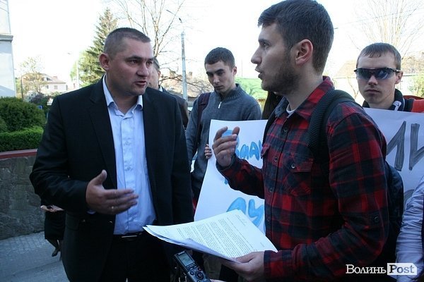 «Романюк, прибери Луцьк!» - пікет під мерією. ФОТО