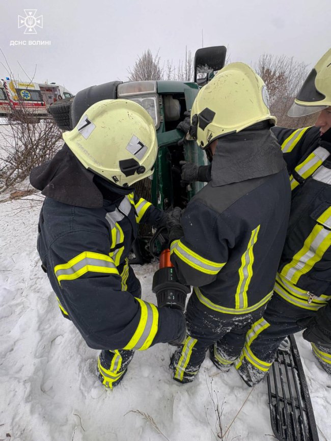 На Волині водійка мікроавтобуса з'їхала в кювет та перекинулася: рятувальники деблокували шістьох людей