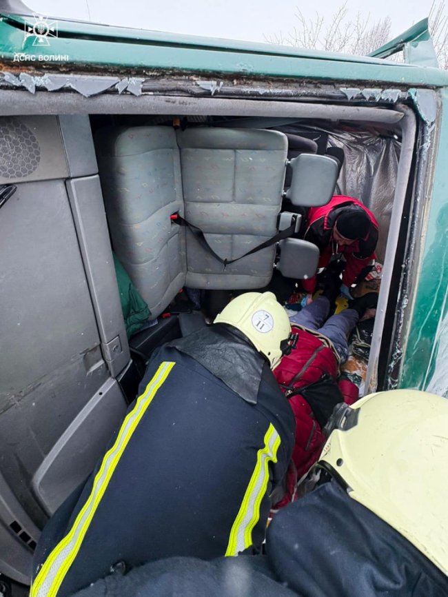 На Волині водійка мікроавтобуса з'їхала в кювет та перекинулася: рятувальники деблокували шістьох людей