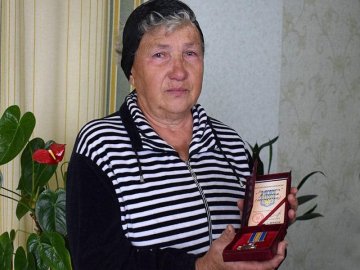 «Він гордився службою»: на Волині нацгвардійці вручили нагороду полеглого побратима його бабусі  