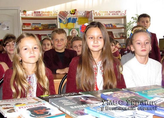 Луцькі школярі познайомились з «чотирилапим міліціонером». ФОТО