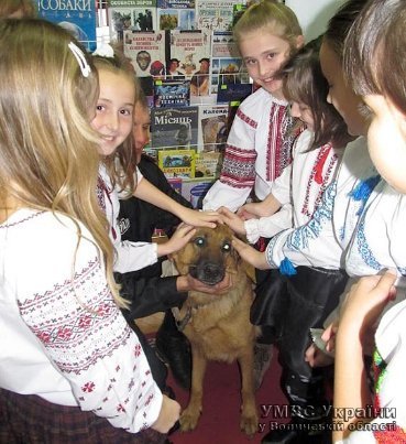 Луцькі школярі познайомились з «чотирилапим міліціонером». ФОТО