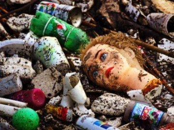 Лучани нарікають на гори сміття під вікнами. ВІДЕО