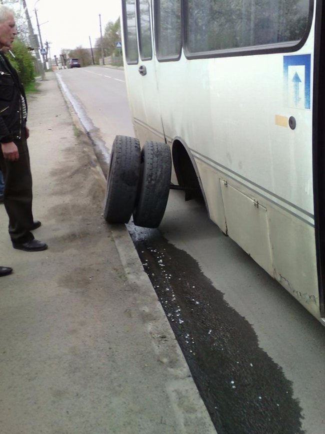 В маршрутці на ходу відлетіло колесо
