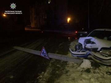 Нічна аварія у Луцьку: водій легковика збив електроопору. ФОТО