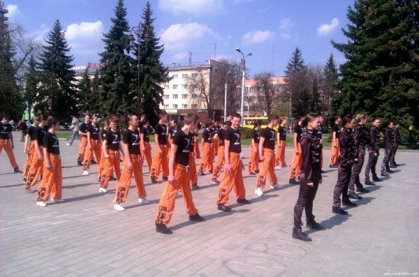 У центрі Луцька танцювали в памʼять про Майкла Джексона. ФОТО. ВІДЕО
