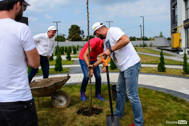 Як мешканці ЖК «Супернова» саджали клени і сакури разом з «Інвестором». ФОТО*