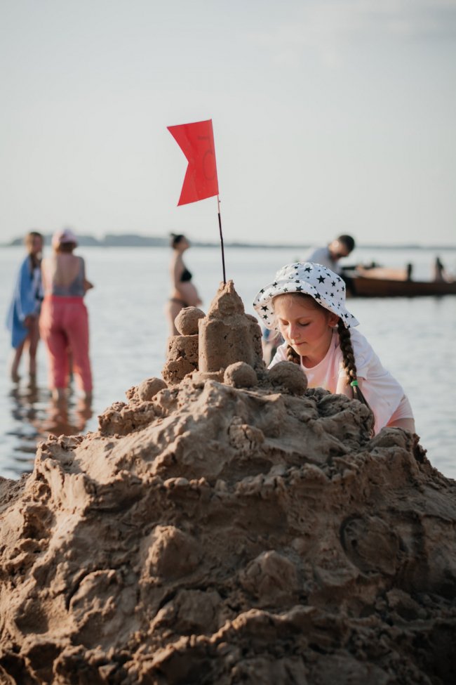 На Світязі змагалися у створенні найвищого та найкреативнішого замку із піску. ФОТО