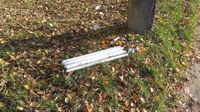 У Луцьку невідомі викинули на вулицю ртутні лампи. ФОТО