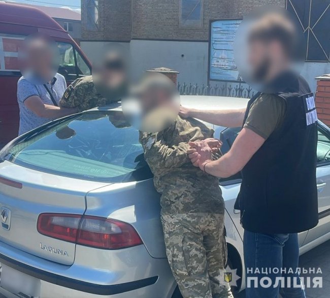 На хабарі погоріли посадовці ТЦК на Волині