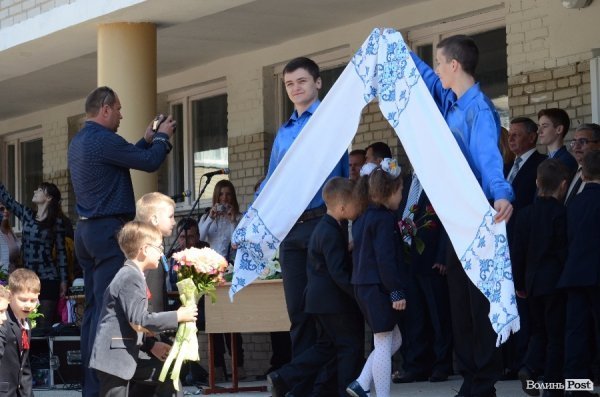 У Луцьку - останній дзвінок для школярів. ФОТО