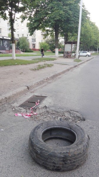 Під носом у луцьких комунальників - величезна яма на дорозі