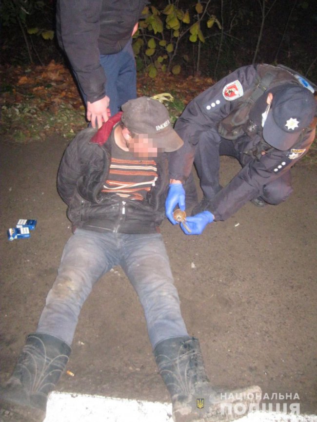 Озброєний злодій погрожував підірвати магазин на Львівщині. ФОТО