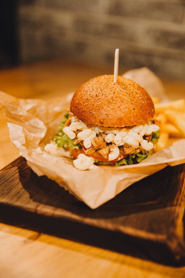 Локація, де смачно і красиво: чому варто піти у «Пай&Бургер» в центрі Луцька*