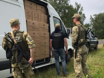 На Волині затримали нашпигований контрабандним куривом автобус