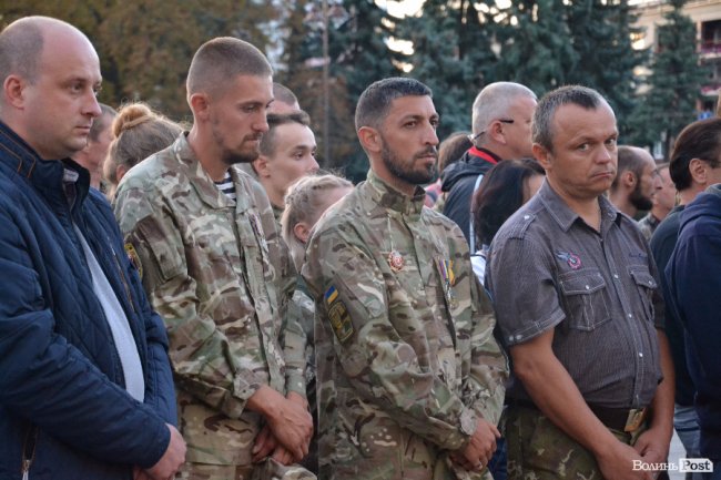 «Небо бачить, що їх пам'ятають». У Луцьку вшанували загиблих в Іловайському котлі