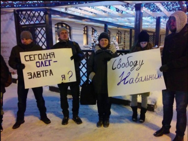 Мітинг у Москві розігнали, люди виходять в інших містах Росії. ФОТО