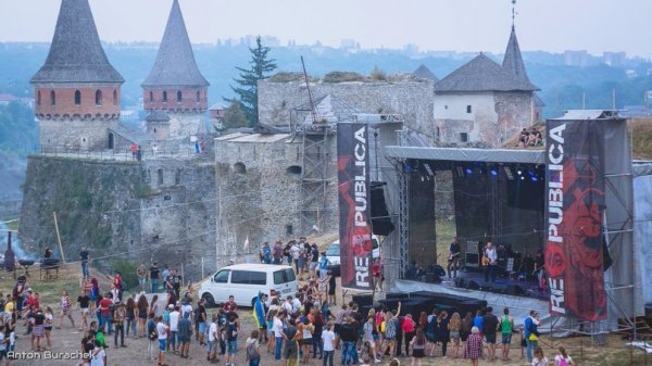 Справжній український рок, емоції та дощ: ювілейна «Реcпубліка» зібрала аншлаг. ФОТО