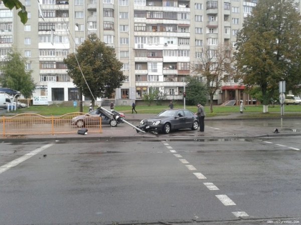 Аварія у Луцьку: авто «знесло» світлофор. ФОТО