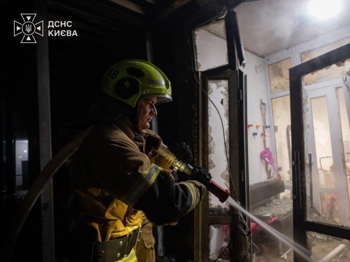 У Києві вранці дрон влучив у будівлю школи. ФОТО