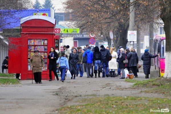 Люди на зупинках. БУДНІ МІСТА