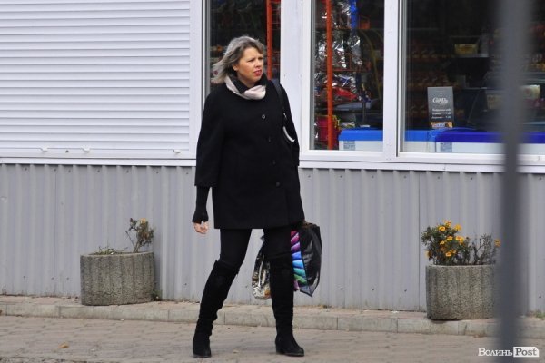 Люди на зупинках. БУДНІ МІСТА