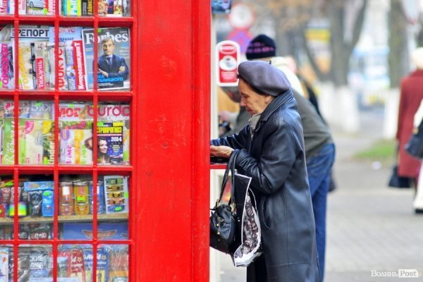 Люди на зупинках. БУДНІ МІСТА