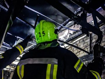 У Луцьку рятувальники відкачали воду з багатоквартирного будинку та ліквідували пожежу