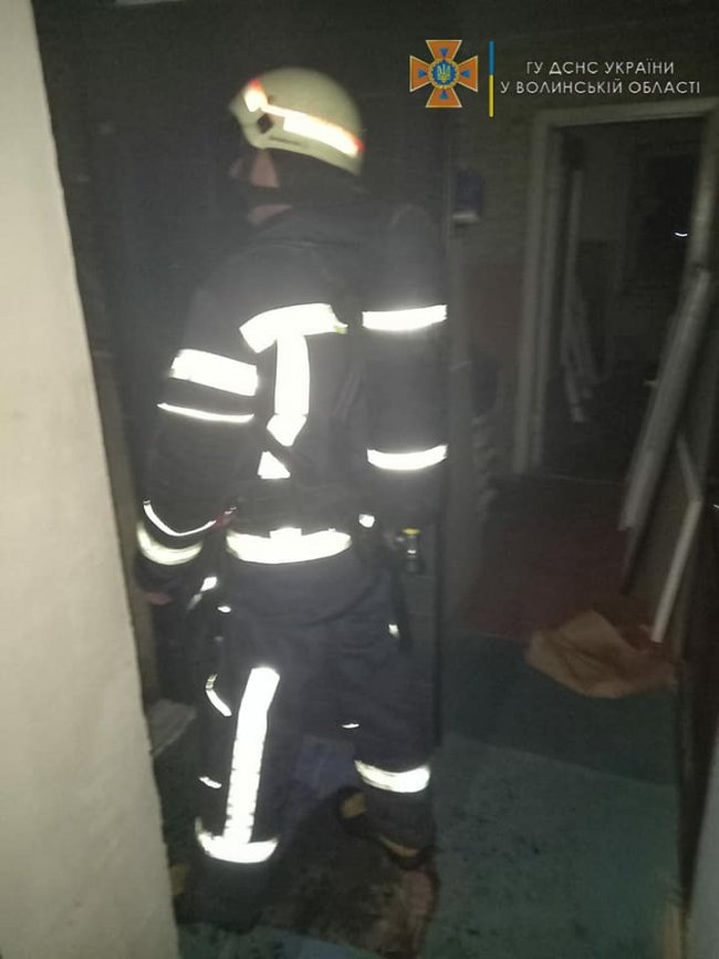 На Волині горіла квартира в багатоповерхівці, господиня потрапила в лікарню. ФОТО