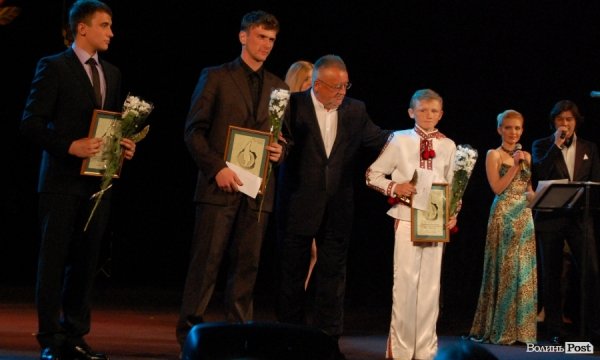 Ось чому Кревська так і не продемонструвала загалу свою зелену сукню. Борис Клімчук попросився сам вручати нагороди юним талантам року