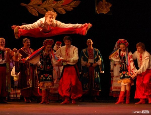 Танцюристи Волинського народного хору заперечували закони гравітації