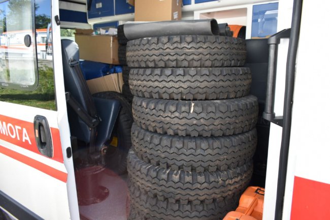 Для волинських бійців передали дві автівки «швидкої». ФОТО