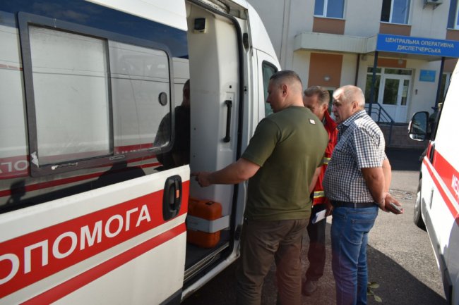 Для волинських бійців передали дві автівки «швидкої». ФОТО