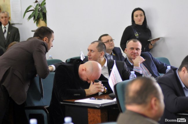 За спиною в Євгена Ткачука ведуть про щось мову Микола Яручик і Микита Рабан