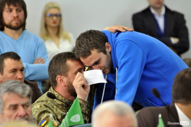 Цікаво що ж показує Олександр Кравченко Миколі Собуцькому