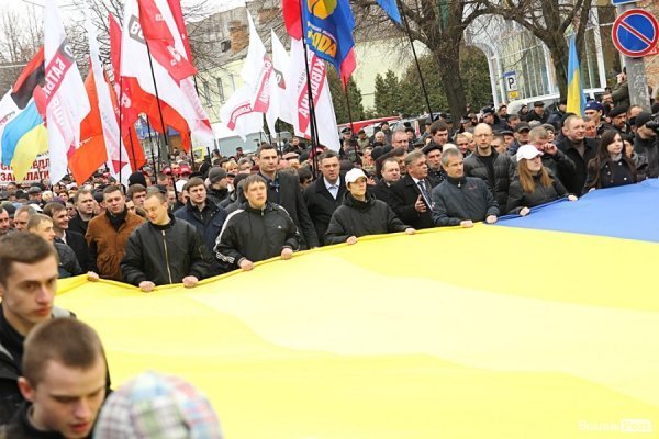 Акція «Вставай, Україно!» розпочалася в Луцьку. ФОТО. ОНОВЛЕНО