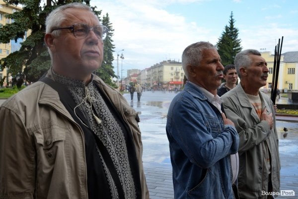 Луцькі націоналісти відзначили День героїв маршем у сильну зливу. ФОТО