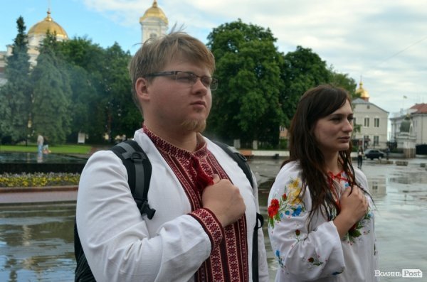 Луцькі націоналісти відзначили День героїв маршем у сильну зливу. ФОТО