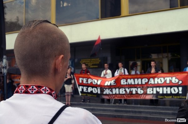 Луцькі націоналісти відзначили День героїв маршем у сильну зливу. ФОТО