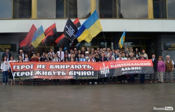 Луцькі націоналісти відзначили День героїв маршем у сильну зливу. ФОТО