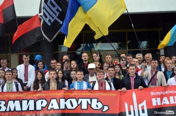 Луцькі націоналісти відзначили День героїв маршем у сильну зливу. ФОТО