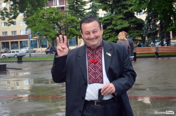 Луцькі націоналісти відзначили День героїв маршем у сильну зливу. ФОТО