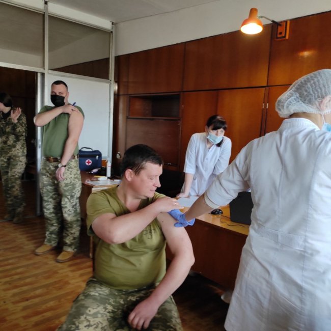 Луцькі льотчики вакцинувалися від коронавірусу. ФОТО